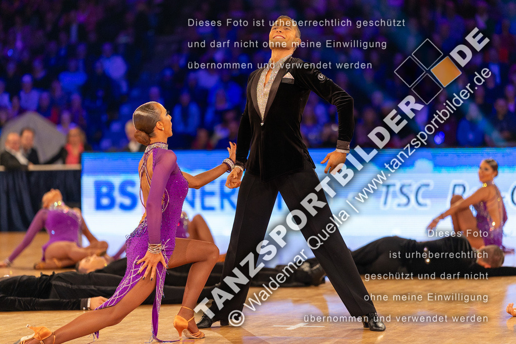 20231111-02779 | Hier finden Sie Tanz Bilder vom Latein und Standard Formationen tanzen. Sportbilder vom Tanzsport. Schöne Fotos und von Weltmeisterschaft, Europameisterschaft, Bundesliga, Regionalliga, Oberliga und Landesliga sowie von GOC Stuttgart, DanceComp, WM Bremen