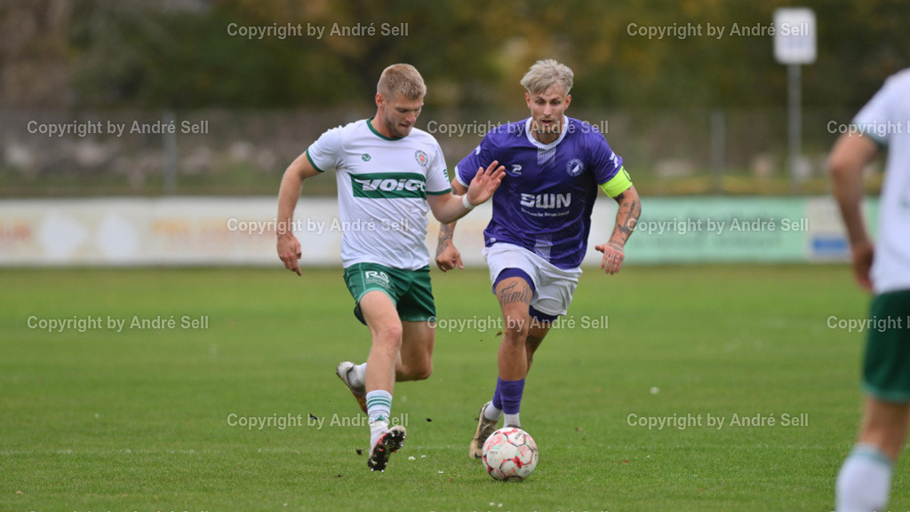 VfR Neumünster vs PSV Neumünster | Kenny Korup (VfR #4) / Nils Drauschke (PSV #8) - Fußball-Oberliga Männer 2024/2025 / VfR Neumünster vs PSV Neumünster / VfR-Stadion / Neumünster / 20.10.24 - Realisiert mit Pictrs.com