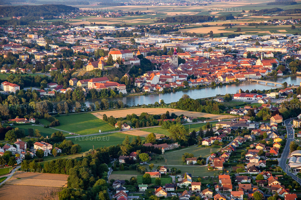 Vue aérienne: Vieille ville vue du nord-ouest à Ptuj dans le département Slovénie, Slovénie. Photo: IMG_137424.jpg prise le 08/07/2023 par Werner Riehm/FLY-FOTO.euRésolution de l'original: 5472 x 3648 px