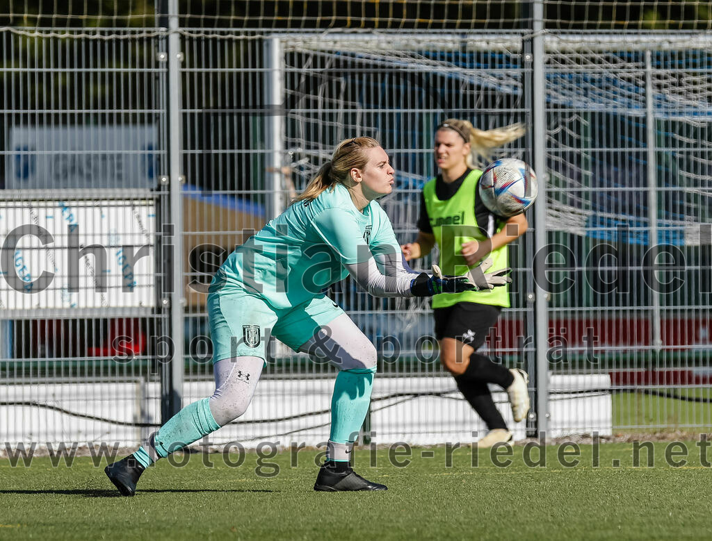 2023-10-21_024_FC_Langengeisling_gegen_TSV_Eching | Erding, Deutschland, 21.10.2023:
Fußball, Bezirksoberliga 2023 / 2024, 8. Spieltag, FC Langengeisling gegen TSV Eching, Endergebnis: 0:0

Torfrau Vicky Mucha (TSV Eching, #1)

Foto: Christian Riedel / fotografie-riedel.net