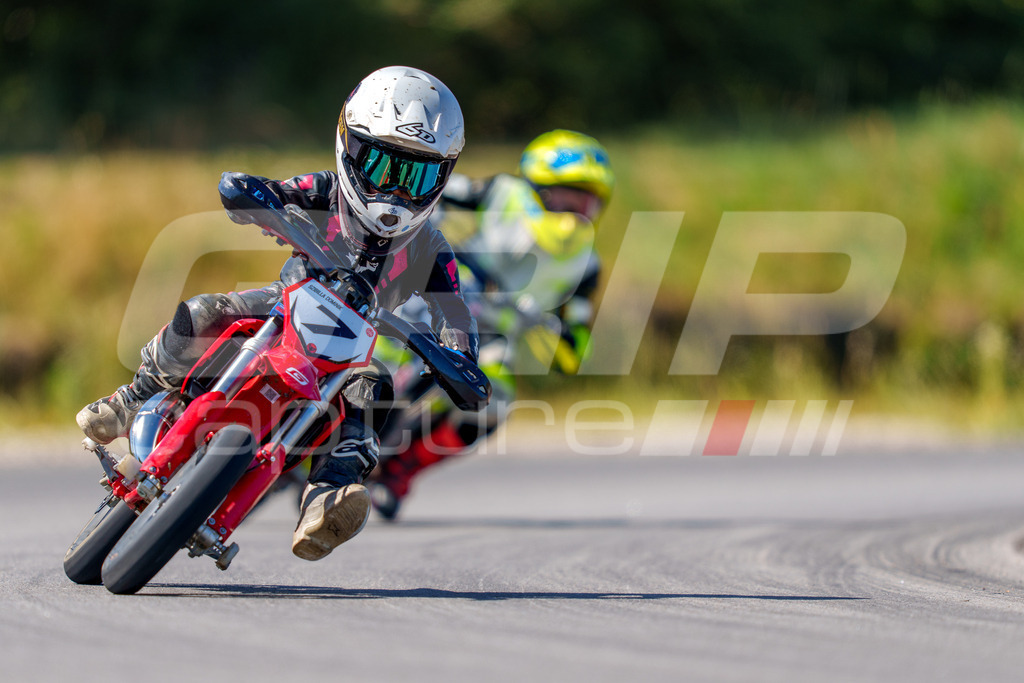 SuperMoto_Staatsmeisterschaft_Fuglau-natural-460 | GRIPcapture steht für authentische Sportfotografie in Österreich – für Momente, die mehr sind als Geschwindigkeit oder Ergebnis. Es geht um Emotion, Spannung, Fokus und den Augenblick, der oft nur einen Wimpernschlag dauert.Ob Motorsport, Teamsport oder 