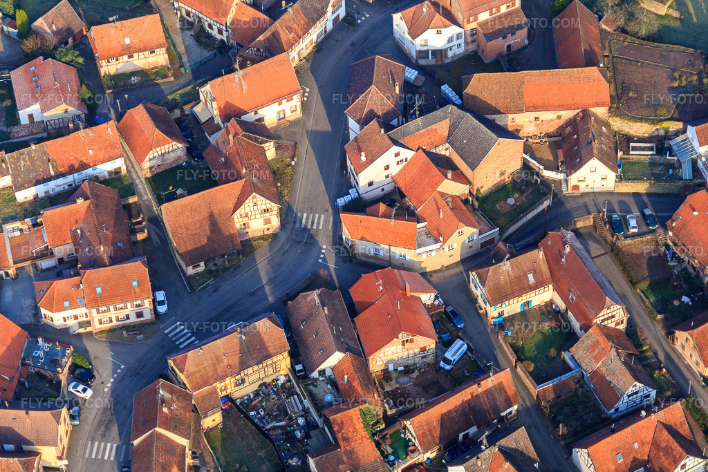 Aerial view: Rue des Juifs in Weiterswiller in the state Bas-Rhin, France. – Photo: IMG_105308.jpg taken on 03/25/2018 by Werner Riehm/FLY-FOTO.com – Resolution of the original: 4560 x 3040 px
