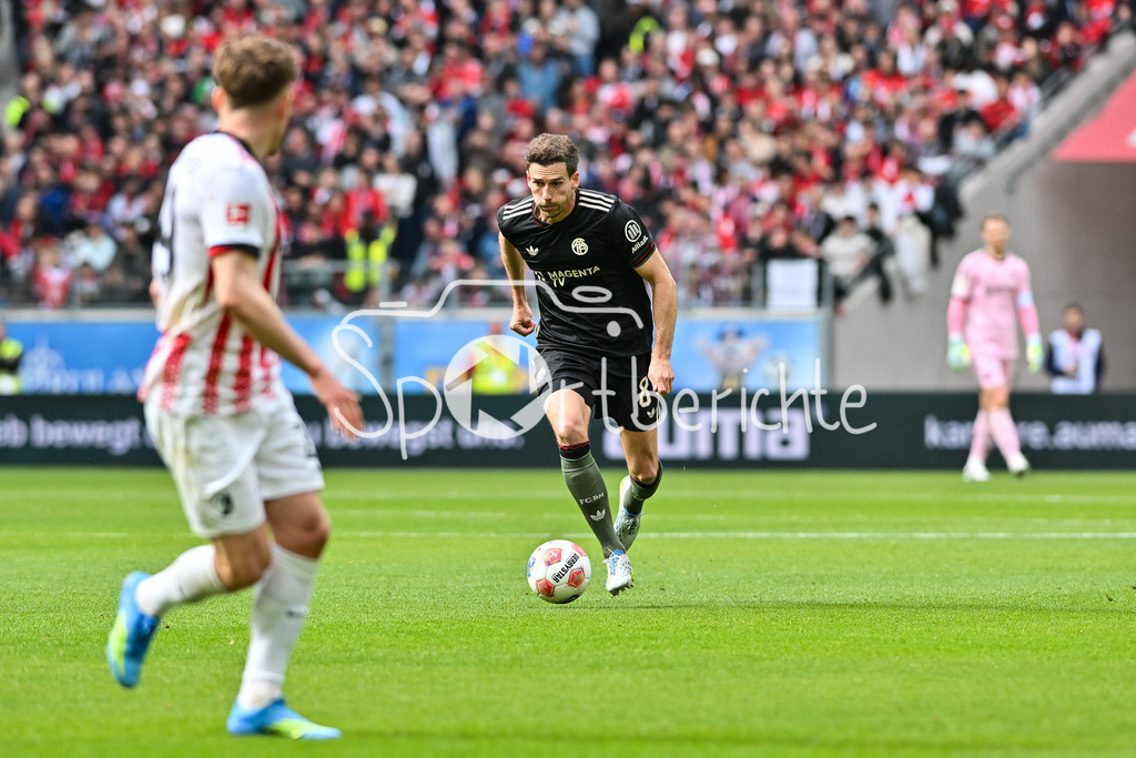SC Freiburg - FC Bayern München | FREIBURG, GERMANY - 04. APRIL: am Ball Leon GORETZKA (FC Bayern Munich 8) / Einzelfoto / Freisteller während dem Bundesligamatch zwischen dem SC Freiburg und dem FC Bayern München am 28. Spieltag im Europa-Park Stadion / DFL REGULATIONS PROHIBIT ANY USE OF PHOTOGRAPHS AS IMAGE SEQUENCES AND/OR QUASI-VIDEO