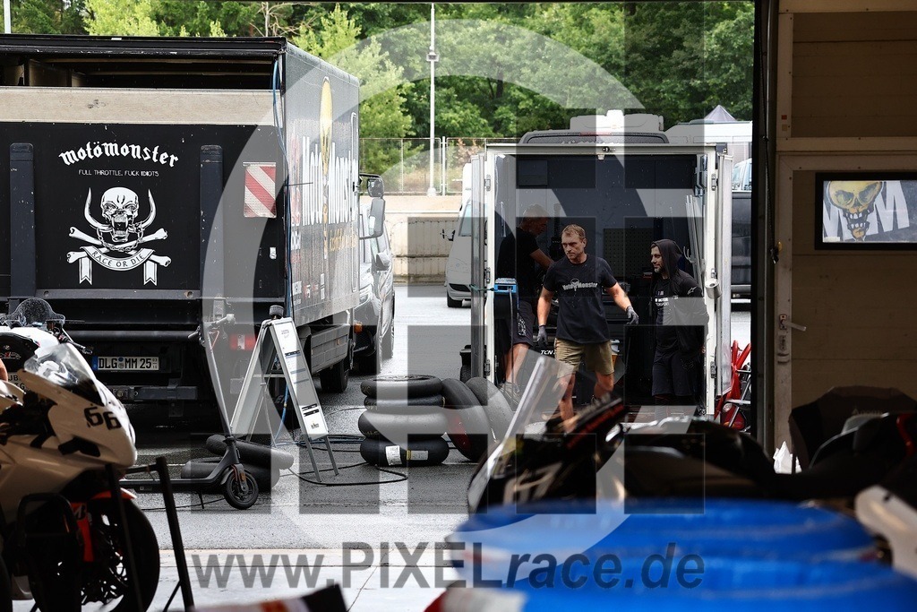 social-20250830_08314 | Schöne Erinnerungen an spannende Momente - das festzuhalten ist unser Job. PIXELrace.de ist seit 2003 auf den Rennstrecken Europas unterwegs um die Action draußen beim Fahren und die wunderbare Stimmung imm Fahrerlager für euch einzufangen.