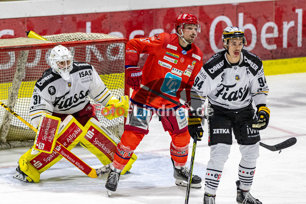 EC Peiting vs EV Füssen | Eishockey Oberliga Süd 2023/2024, EC Peiting vs EV Füssen,
Marco HABERMANN (ECP 19) versperrt die Sicht von Rihards BABULIS (EVF Goali 31),
2023-10-29 in Peiting (Eisstadion)
31 Rihards BABULIS (EVF Goali 31), 19 Marco HABERMANN (ECP 19), 94 Tobias BAADER (EVF 94)
Copyright: WolfgangxLindner sportworld