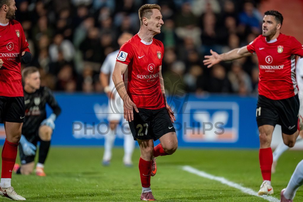 SG Sonnenhof Großaspach vs. SGV Freiberg, Fussball, Regionalliga Suedwest, 30. Spieltag, 22.04.2026 | Loris Maier (SG Sonnenhof Großaspach, #27) jubelt nach seinem 4:0 Treffer,SG Sonnenhof Großaspach vs. SGV Freiberg, Fussball, Regionalliga Suedwest, 30. Spieltag, 22.04.2026