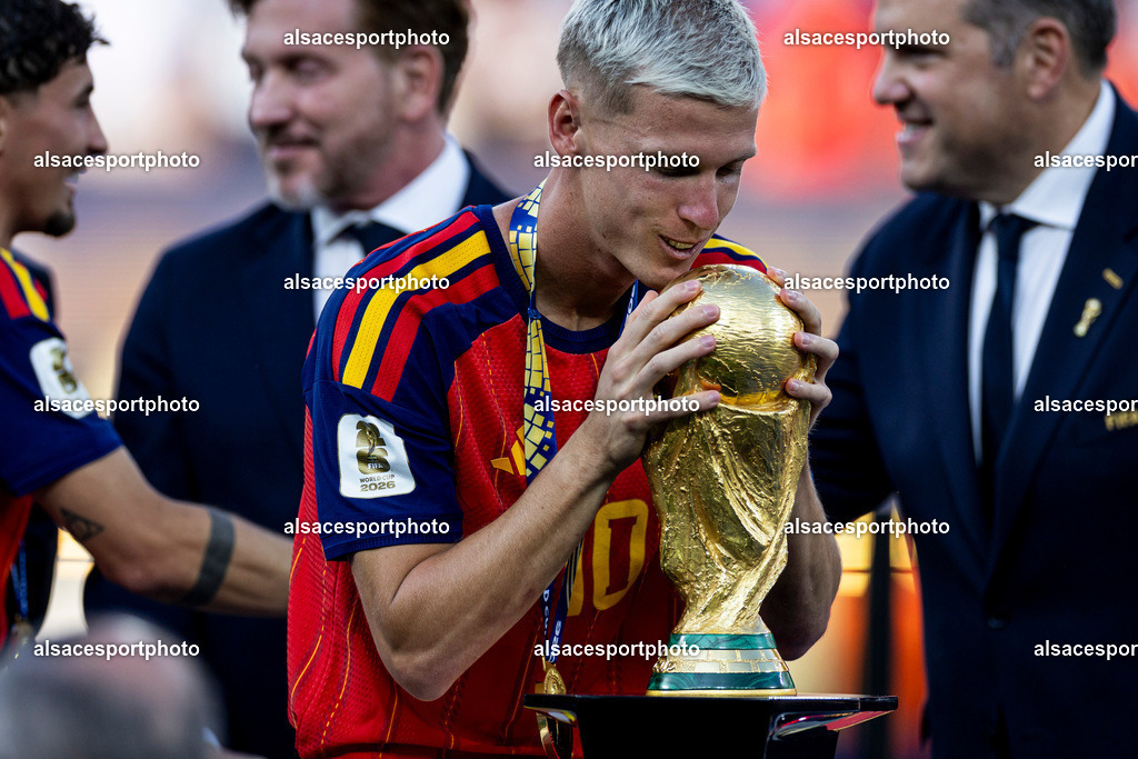 FOOTBALL : Argentine vs Espagne – Finale de la Coupe du Monde FIFA 2026. New York New Jersey Stadium, East Rutherford, New Jersey, États-Unis. 19/07/2026. | Dani Olmo #10 (Spain) avec le trophée de la Coupe du Monde de la FIFA 2026.