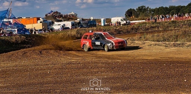 _DSC6899_ergebnis | 
Natürlich, hier ist eine Meta-Beschreibung, die sich aus dem Text ableitet:

Entdecke die Welt der Fotografie durch die Linse von Justin Wenzel, einem 23-jährigen Fotografen, der seit 2016 seine Leidenschaft für die Kunst entfaltet. Von Portraits über Ti - Realisiert mit Pictrs.com