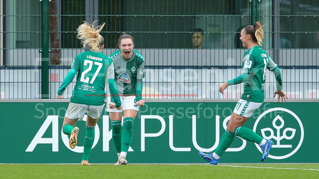 Fussball, Google Pixel Frauen-Bundesliga, RB Leipzig - SV Werder Bremen | v.li.: Nina Lührßen (SV Werder Bremen, 27), Torschützin Sophie Weidauer (SV Werder Bremen, 9) und Maja Sternad (SV Werder Bremen, 11) mit Torjubel, Jubel, jubeln, jubelt, optimistisch, Spielszene, Highlight, Freude über das Tor zum 0:2, DIE DFB-RICHTLINIEN UNTERSAGEN JEGLICHE NUTZUNG VON FOTOS ALS SEQUENZBILDER UND/ODER VIDEOÄHNLICHE FOTOSTRECKEN. DFB REGULATIONS PROHIBIT ANY USE OF PHOTOGRAPHS AS IMAGE SEQUENCES AND/OR QUASI-VIDEO.