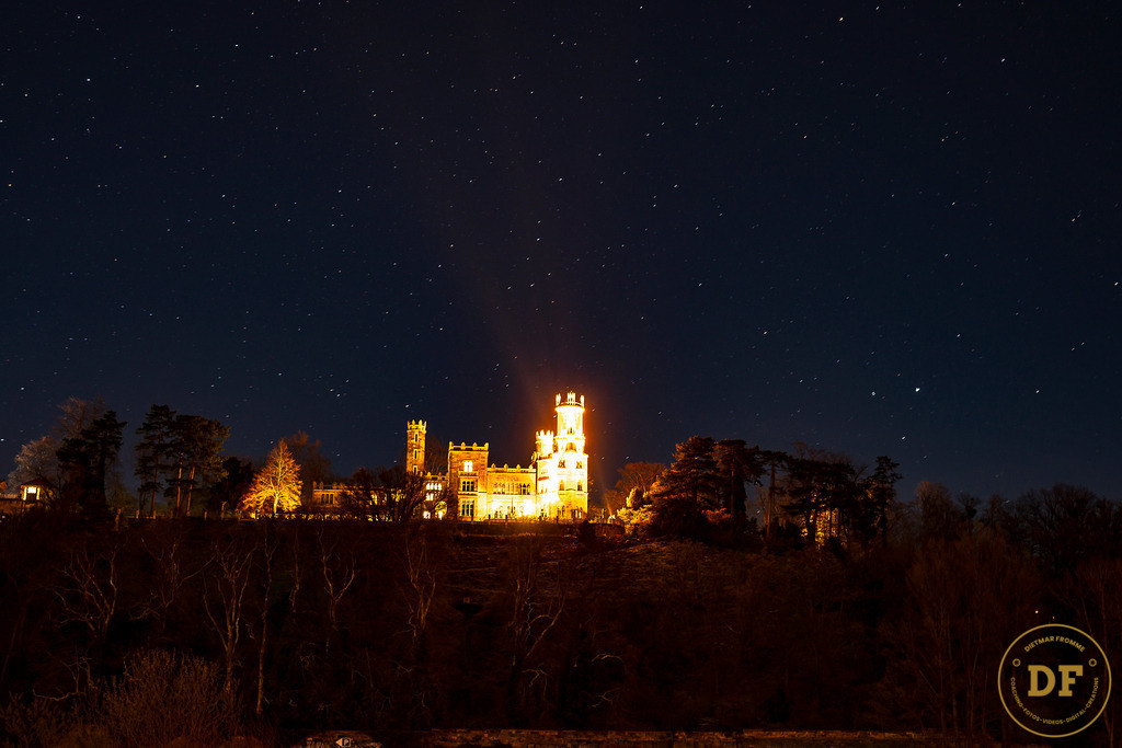 Schloss Eckberg im Sternenhimmel | Geschenke, Wandbilder und Accessoires mit Motiven aus Dresden und anderen schönen Orten zur Verschönerung Deines zu Hauses und zum verschenken gewünscht? Wähle Deine Lieblingsbild auf dem Produkt Deiner Wahl. 
