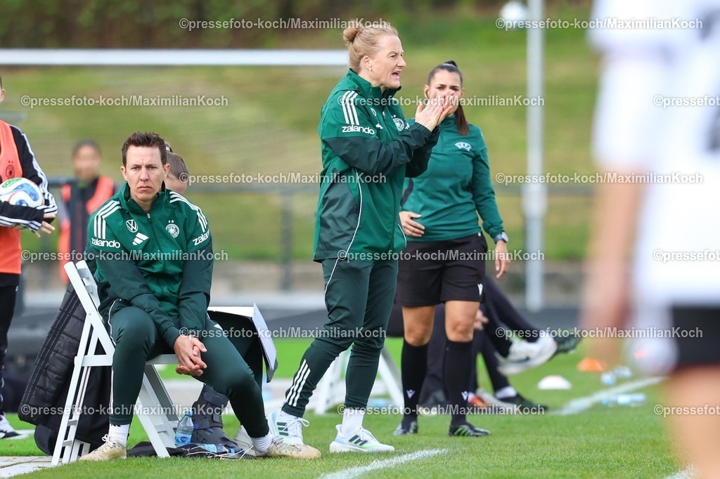 xKWIx10042601099 | 2026.04.10, xkwix, Fußball, UEFA Women's UNDER 19 Championship qualification, Republic of Ireland - Germany, Uhlenkrugstadion, Runde 2 1.Spieltag, Saison 2025 / 2026: Melanie Behringer (Deutschland U19 Frauen Coach) klatschend gestikulierend am Rand DFB regulations prohibit any use of photographs as image sequences and or quasi-video. Photo: xKamilxWilkowskixPressefotoKochx