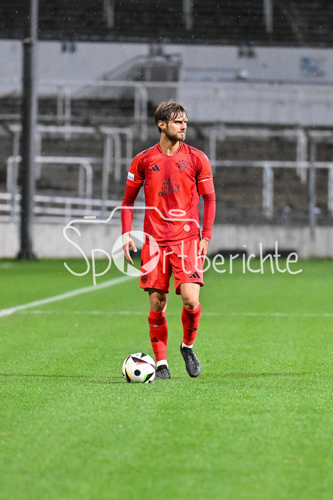 FC Bayern Amateure - TSV Buchbach | Am Ball Luca DENK (FC Bayern München II #6) / Freisteller / Einzelfoto / Regionalliga Bayern: FC Bayern München II - TSV Buchbach, Gruenwalder Stadion am 27.09.2024