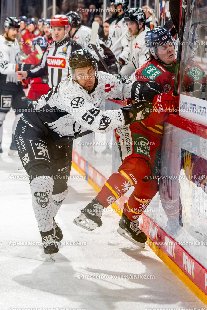 KKU28122401016 | 28.12.2024, xkkux, Düsseldorf, Eishockey, Penny DEL, PSD-BANK Dome, Düsseldorfer EG - Grizzlys Wolfsburg: Ryan Button (Grizzlys Wolfsburg 55)  drückt Drake Rymsha (DEG #86) in die Bande