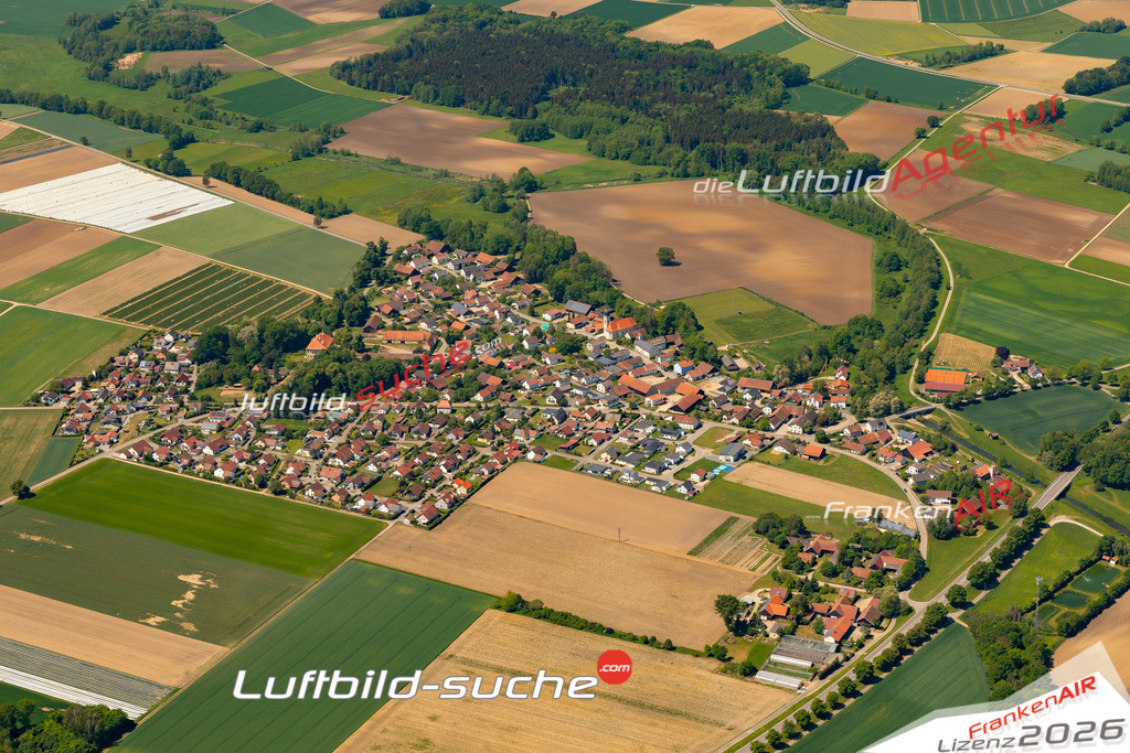 Das Luftbild zeigt : Schönach Mötzing - Die Luftaufnahme wurde 2024 vom UL-Flugzeug aus erstellt ( keine Drohne ) - Hochauflösende Luftaufnahme - Für grossformatige Ausdrucke geeignet. Die Geschenkidee !Mit Lizenz und Bildrechte bestellbar