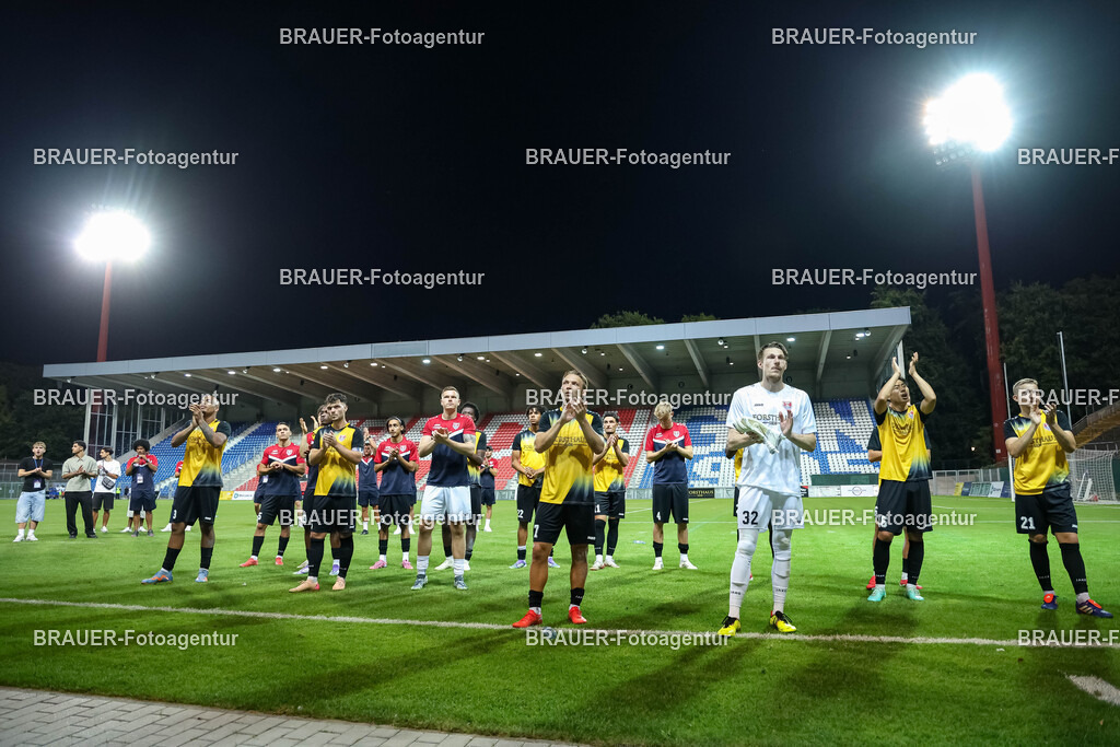 SB_KFCBAU_20250815_6276.JPG -  - KFC Uerdingen - SF Baumberg - Oberliga Niederrhein | Krefeld, Deutschland, 15.08.25: Spieler von KFC Uerdingen feiern mit den Fans während des Oberliga Niederrhein Spiels zwischen KFC Uerdingen - SF Baumberg in der Grotenburg Stadion am 15. August 2025 in Krefeld, Deutschland. (Foto von Stefan Brauer/Brauer-Fotoagentur)