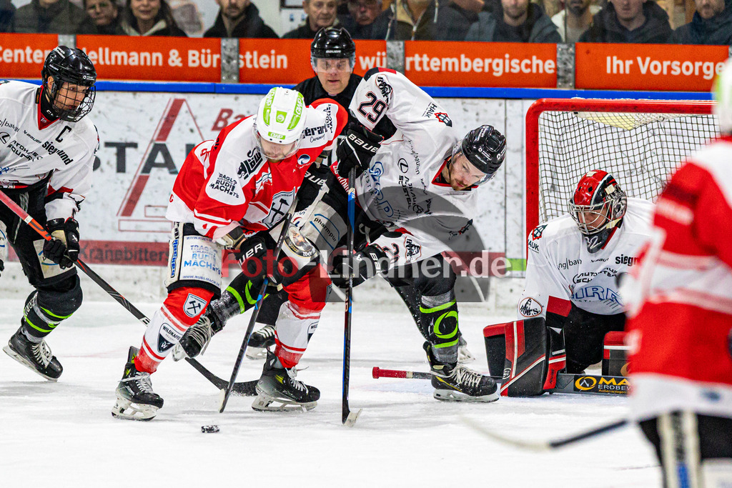 Spiel 3 Finale TSV Peißenberg Miners vs EHC Königsbrunn | Eishockey Bayernliga Playoffs 2023/2024, Spiel 3 Finale TSV Peißenberg Miners vs EHC Königsbrunn, 20240328,
Torschance Valentin HÖRNDL (Miners 18),
2024-03-28 in Peißenberg (Eisstadion)
18 Valentin HÖRNDL (Miners 18), 29 Dominic ERDT (EHC 29), 32 Stefan VAJS (EHC Goalie 32)
Copyright: WolfgangxLindner foto-lindner.de