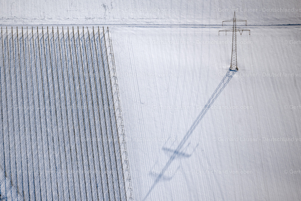 4043089 | Hochspannungsleitung und Feldsrukturen imWinter bei Zweiflingen