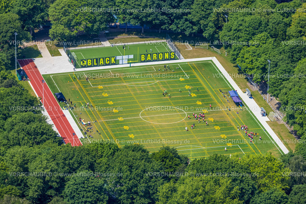 Herne220503271 | Luftbild, Die Herne Black Barons auf dem American Football Spielfeld, Horststadion Herne, Holsterhausen, Herne, Ruhrgebiet, Nordrhein-Westfalen, Deutschland