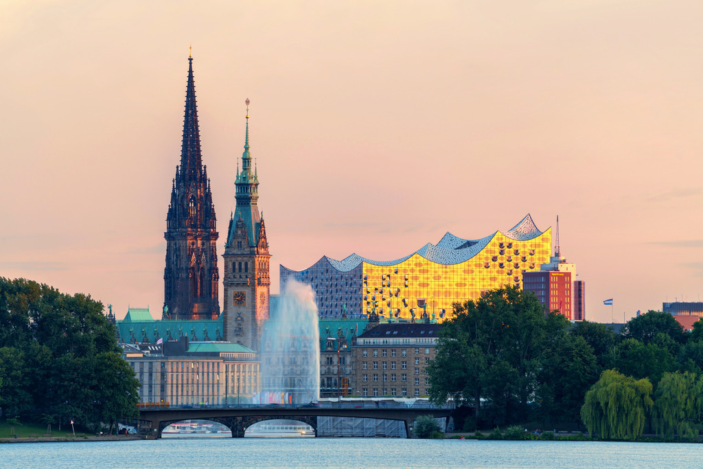 10230302 - Abendrot an der Aussenalster | Blick über die Aussenalster auf die Nikolaikirche, das Rathaus und die Elbphilharmonie am Abend. Durch den Betrachtungswinkel und das bei dieser Aufnahme verwendete Teleobjektiv wirken die drei Wahrzeichen fast so, als würden sie nebeneinander stehen. Es handelt sich aber tatsächlich um KEINE Collage.