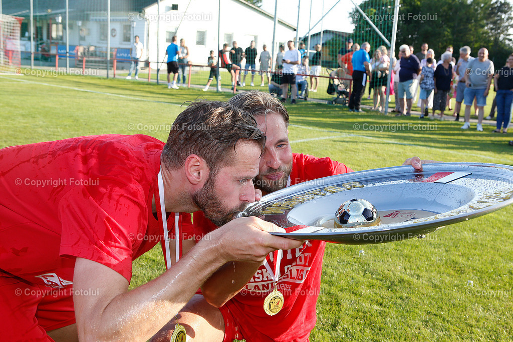 A_LUI_14062025_25 | MEISTERFEIER ASKOE OEDT 1B 2025 IM BILD: TRAINERTEAM UM HERBERT PANHOLZER MARTIN GRASEGGER UND KAPITAEN SIMON ABRAHAM (BEIDE ASKOEOEDT) NEHMEN EINEN SCHLUCK AUS DEM MEISTERTELLER FOTO:FOTOLUI