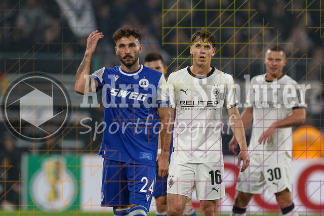 Borussia Mönchengladbach vs Karlsruher SC - DFB-Pokal 2. Runde | Mönchengladbach, Deutschland, 28.10.25:   Fabian Schleusener (Karlsruher SC) gestikuliert, Gestik waehrend des Spiels der DFB-Pokal 2. Runde zwischen Borussia Mönchengladbach vs Karlsruher SC im Stadion im Borussia Park(Foto von Brauer-Fotoagentur / Adrian Schlueter)