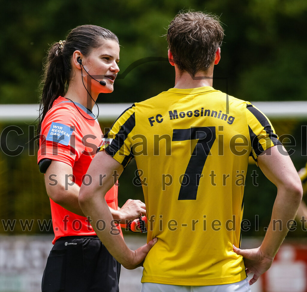 2023-07-29_101_FC_Moosinning_gegen_TuS_Raubling | Moosinning, Deutschland, 29.07.2023:
Fußball, Bezirksliga Oberbayern Ost 2023 / 2024, 1. Spieltag, FC Moosinning gegen TuS Raubling, Endergebnis: 0:7

Schiedsrichter Ariane Fichtl, Martin Buttstedt (FC Moosinning, #7)

Foto: Christian Riedel / fotografie-riedel.net