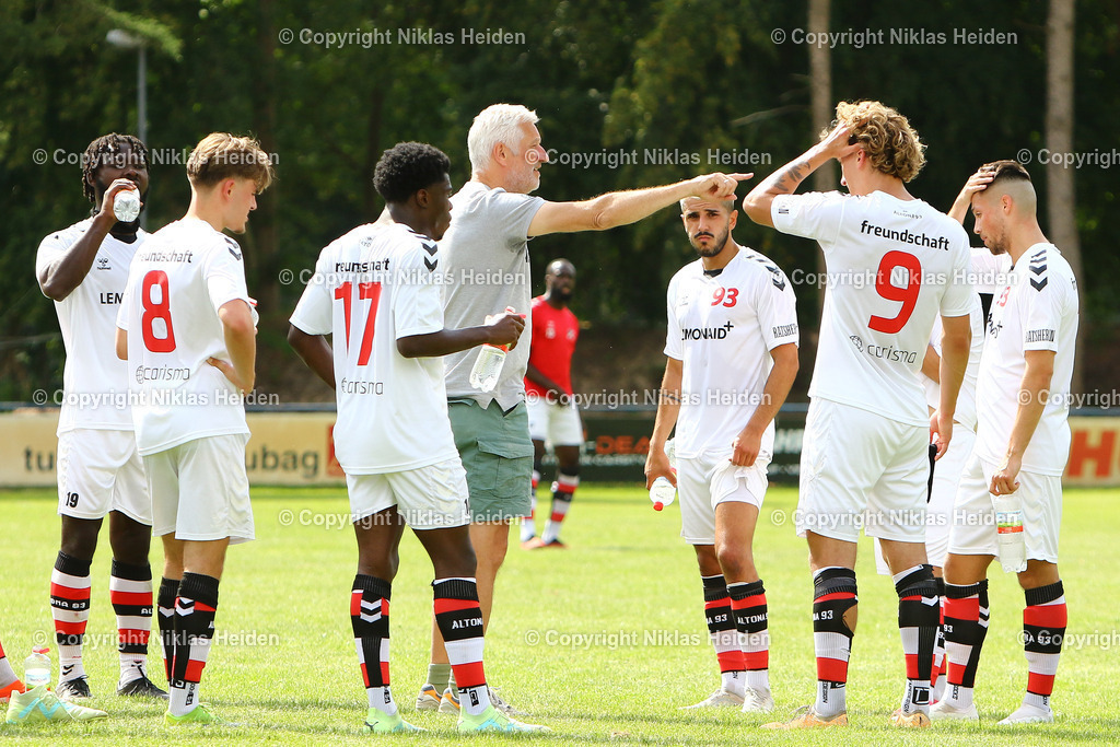 NH_SVHalstenbekRellingen_Altona93_Testspiel_14072024 | Andreas Bergmann (Trainer, Altona 93) machte seinen Spielern in der Halbzeit eine Ansage.Fußball I Herren I Testspiel I Saison 2024-2025 I SV Halstenbek-Rellingen I 14.07.2024 I Jacob-Thode-Platz