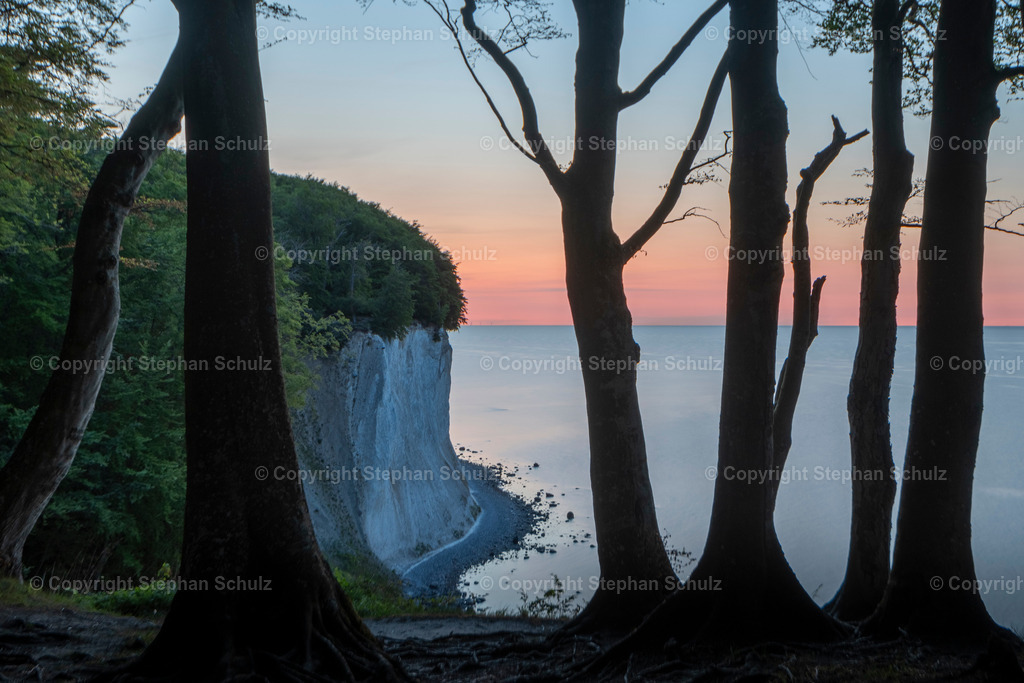 Sonnenaufgang an den Wissower Klinken | Die Sonne geht neben den Kreidefelsen Wissower Klinken im Nationalpark Jasmund auf der Insel Rügen auf.  - Realisiert mit Pictrs.com