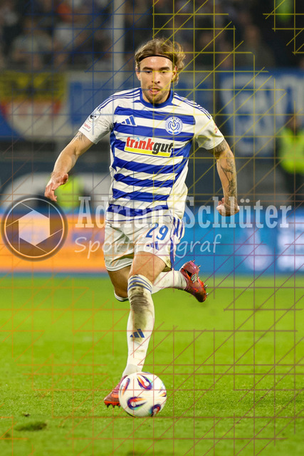 MSV Duisburg vs SV Waldhof Mannheim - 3. Liga | Duisburg, Deutschland, 07.11.25:   Joshua Bitter (MSV Duisburg) in Aktion am Ball, Einzelaktion waehrend des Spiels der 3. Liga MSV Duisburg vs SV Waldhof Mannheim in der schauinsland-reisen-arena(Foto von Brauer-Fotoagentur / Adrian Schlueter)