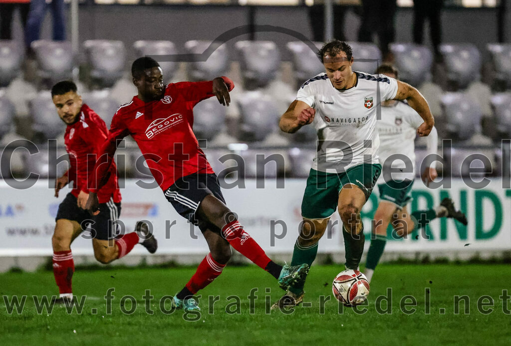 2023-11-17_066_FC_Schwaig_gegen_SpVgg_Feldmoching | Oberding, Deutschland, 17.11.2023:
Fußball, Landesliga Südost 2023 / 2024, 21. Spieltag, FC Schwaig gegen SpVgg Feldmoching, Endergebnis: 1:1

Nabil Tcha-Zodi (SpVgg Feldmoching, #14), Markus Straßer (FC Schwaig, #11)

Foto: Christian Riedel / fotografie-riedel.net