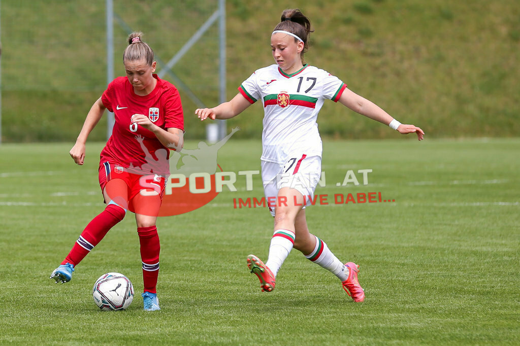 Norwegen U19  Bulgarien U19 | Irene Dirdal (Norway #8) Aleksandra Sergeeva (BUL #17) ; Norwegen U19  Bulgarien U19 am 13.05.2022 in Wels
(Huber Arena), AUSTRIA, (Photo by Ernst Krawagner sport-fan.at) - Realisiert mit Pictrs.com