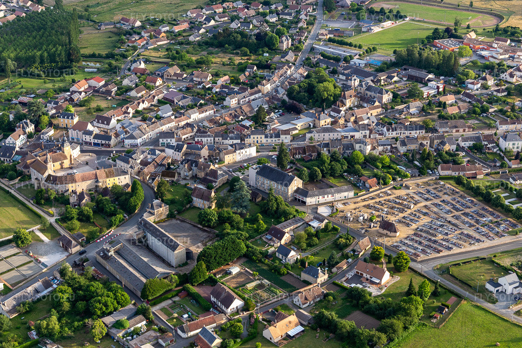 Vue aérienne: Vue de la ville à Bouloire dans le département Sarthe, France. Photo: IMG_132431.jpg prise le 14/06/2022 par Werner Riehm/FLY-FOTO.euRésolution de l'original: 4992 x 3328 px