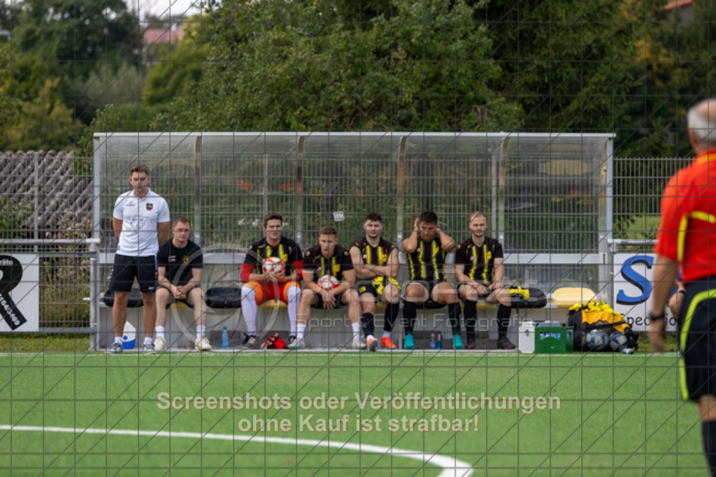 20250824_133139_0435 | #,1.FC Heiningen II (gelb) vs. 1.Göppinger SV III (weiß), Fußball, Kreisliga B7 - Bezirk Neckar/Fils, 01. Spieltag, Saison 2025/2026, Kunstrasenplatz Sportzentrum Heiningen, Krautgarten 1, 73092 Heiningen, 24.08.2025 - 13:00 Uhr,Foto: PhotoPeet-Sportfotografie/Peter Harich