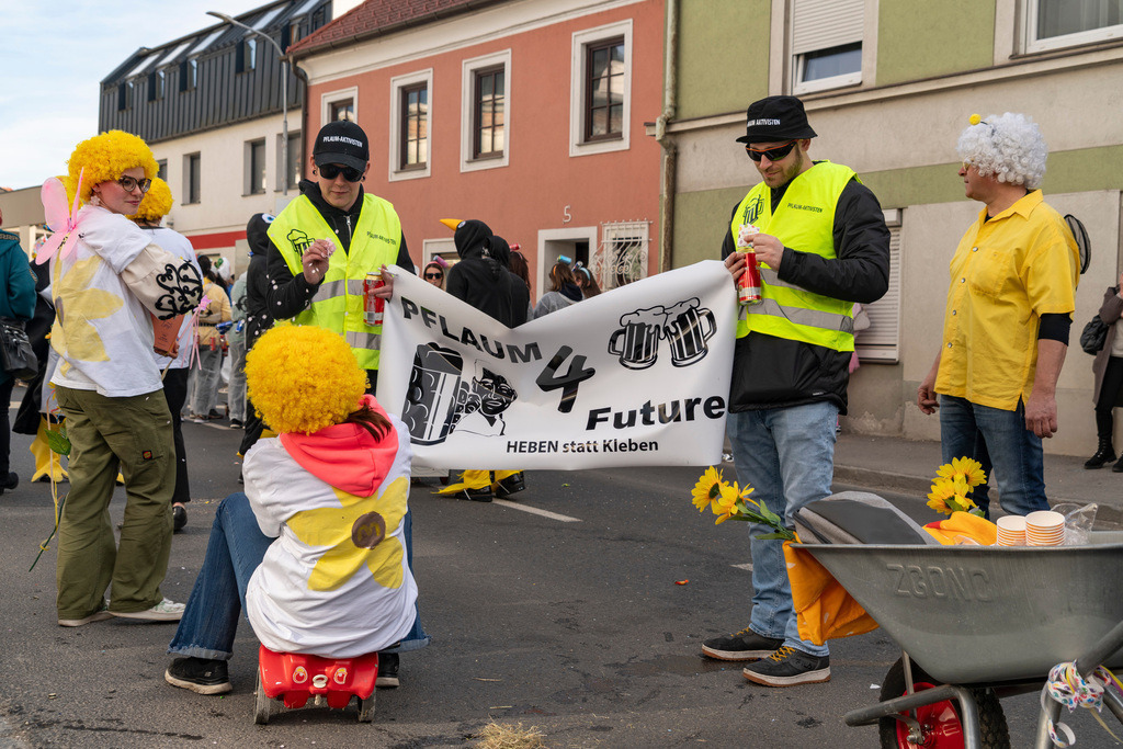 Umzug2025-084_8978 | Fotostrecke: FASCHINGSUMZUG 2025 in Loosdorf. 22 Masken(gruppen)-Teilnehmer: Loosdorfer Vereine, Wirtschaftstreibende, Gemeindeabordnungen sowie Kreditinstitute. rund 700 Besucher entlang der Hauptstrasse. Veranstaltungs-Sicherung durch Mannschaft der FF-Loosdorf mit schwerem Gerät. Maskenprämierung am EKZ-Platz durch Bgm. Thomas Vasku in den Kategorien: Bester Festwagen (Fa. gkonzept-Groissenberger; Beste Personengruppe-ASK-Loosdorf; Beste Einzelperson; Weiteste Anreise-FF Schollach;