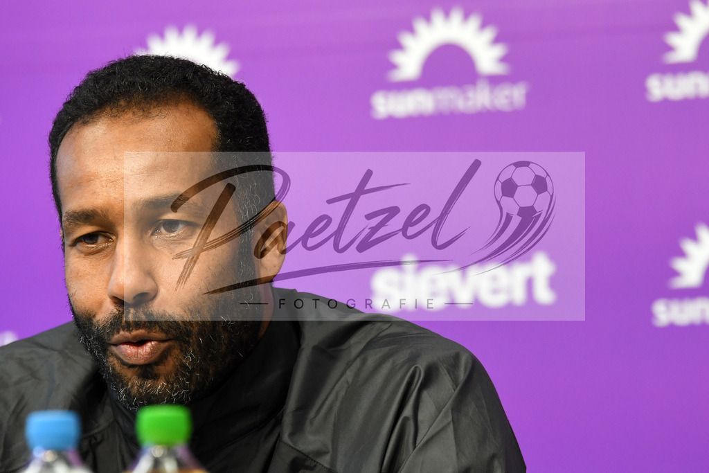 20200304_PKOSNA_0013 | Fussball, Herren: Trainer Daniel Thioune (VfL Osnabrueck) schaut waehrend der Pressekonferenz des VfL Osnabrueck im Presseraum des Stadion an der Bremer Bruecke am 04.03.2020 in Osnabrueck, Deutschland. - Realisiert mit Pictrs.com