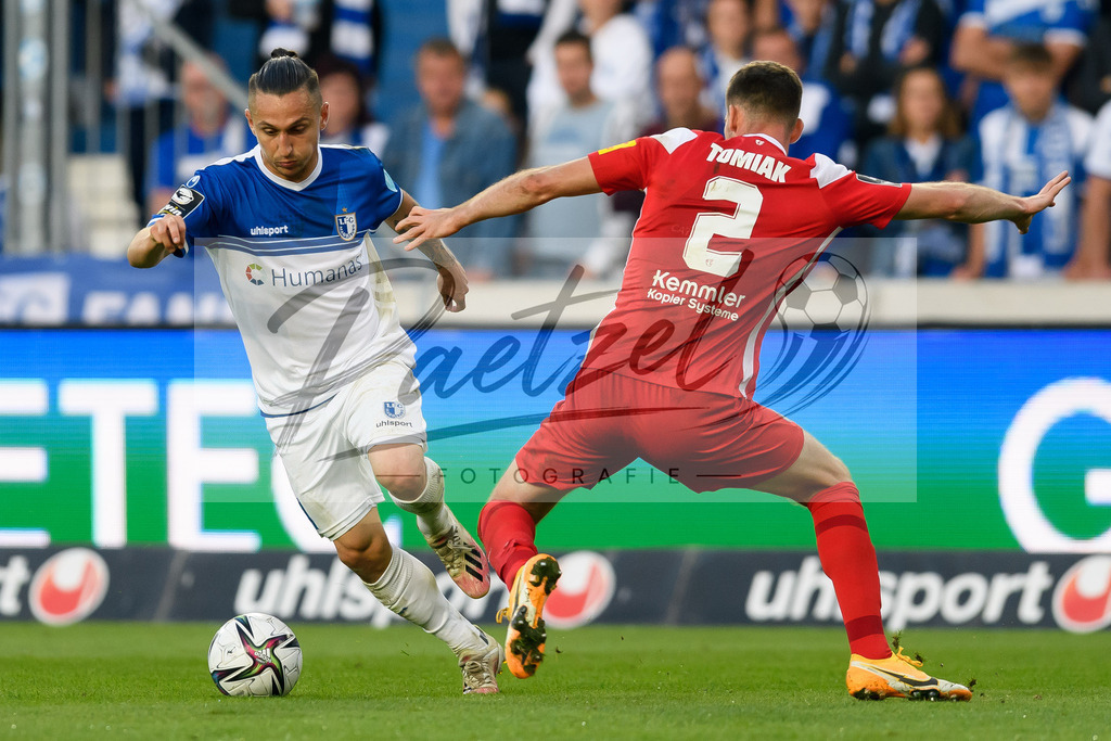 FCMFCK20210904_054 | Fussball, Herren: Barıs Atik (1. FC Magdeburg) und Boris Tomiak (1. FC Kaiserslautern) im Zweikampf beim Spiel der 3. Liga zwischen 1. FC Magdeburg und 1. FC Kaiserslautern in der MDCC-Arena am 04.09.2021 in Magdeburg, Deutschland.DFB / DFL REGULATIONS PROHIBIT ANY USE OF PHOTOGRAPHS AS IMAGE SEQUENCES AND/OR QUASI-VIDEO. - Realisiert mit Pictrs.com