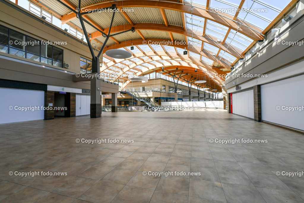 Deutschland_ Baden-Wuerttemberg_ Ulm_ 11.04.2025-11 | 11.04.2025, Deutschland, GER, Baden-Wuerttemberg, Ulm, im Bild Themenbild, Blautal-Center, Einkaufszentrum, geschlossen, Leerstand, Rolltreppen, Verkaufsflaeche, Geschaefte, Feature, Symbolbild, Das Blautal-Center ist ein am 29. Oktober 1997 eroeffnetes ehemaliges Einkaufszentrum in Ulm, sein Betrieb wird seit 2024 eingestellt. Mit einer Gesamtflaeche von 44.500 m² war es eines der groeßten Einkaufszentren Sueddeutschlands