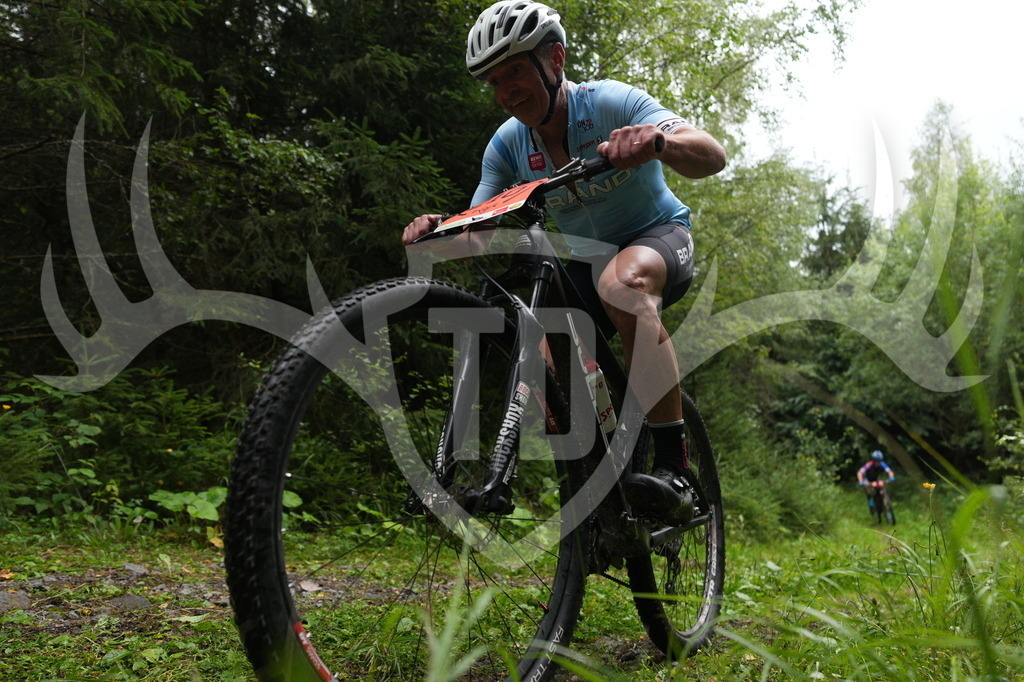A6703384 | Fotogalerie der Treibjagd im Dunkelwald - Dein MTB Etappenrennen im Erzgebirge - Realisiert mit Pictrs.com