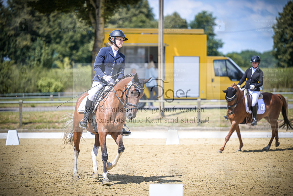 DOS_5392 | Entdecke hochwertige Reitturnierfotos von Foto Oger. Professionell, emotional und authentisch – jetzt Lieblingsmomente im Shop bestellen. - Realisiert mit Pictrs.com