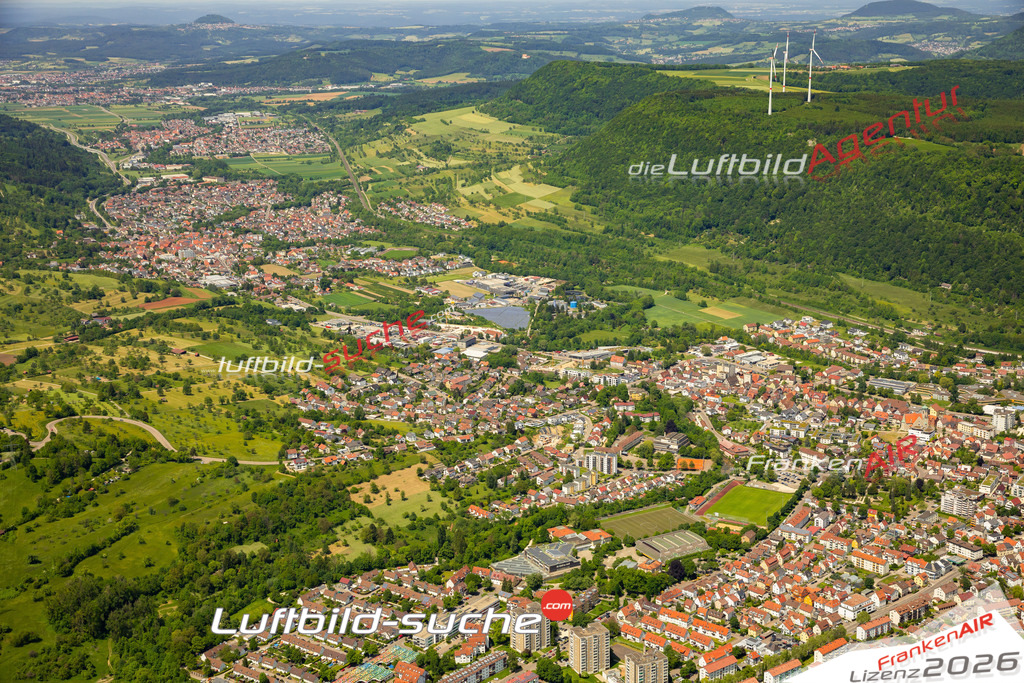 Das Luftbild zeigt Altenstadt Geislingen an der Steige - Die Luftaufnahme wurde 2023 vom UL-Flugzeug aus erstellt ( keine Drohne ) - Hochauflösende Luftaufnahme - Für grossformatige Ausdrucke geeignet. Die Geschenkidee !Mit Lizenz und Bildrechte bestellbar