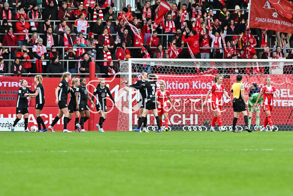FC Bayern München - VfL Wolfsburg | MUNICH, GERMANY - 22. FEBRUARY: Jubel der Wolfsburgerinnen nach dem Treffer zum 0-1 durch Kessya BUSSY (VfL Wolfsburg Frauen 19) / Tor / Torschuetze / Freude / Happy während dem Spiel zwischen den Frauen des FC Bayern München und den Frauen des VfL Wolfsburg am 19. Spieltag der Google Pixel Frauen-Bundesliga am FC Bayern Campus
