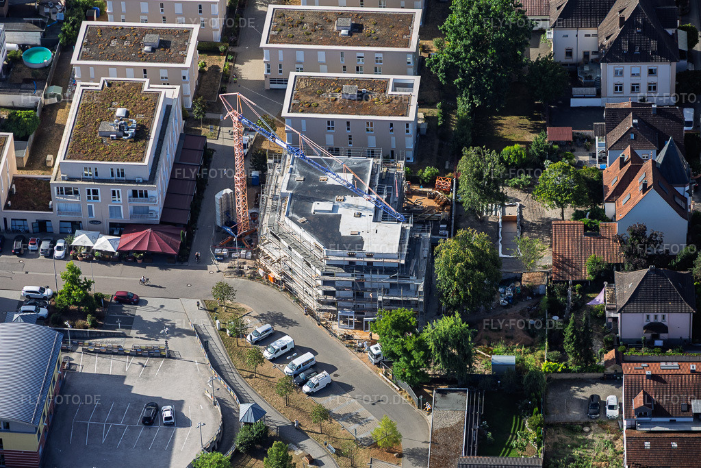 Luftbild: Neubaustelle für 18 Eigentumswohnungen Im Stadtkern von Grathwohl Erdbau, ETNA BAU GmbH und Abbruch GmbH und A-K.Bau GmbH    https:/// in Kandel im Bundesland Rheinland-Pfalz in Deutschland. – Foto: IMG_158364.jpg vom 06.08.2026 durch Werner Riehm/FLY-FOTO.de – Auflösung des Originals: 6000 x 4000 px – Ihr Immobilienmakler in Landau – A1 Abendschein Immobilien – WWW.GRATHWOHL-GRUENSTADT.DE – ETNA BAU GMBH | Ihr Rohbauer aus Landau (Pfalz) – ETNA BAU GMBH | Ihr Rohbauer aus Landau (Pfalz)