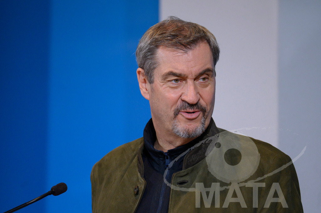 _DWI7690 | Bayerns Ministerpräsident Markus Söder (CSU) bei einer Pressekonferenz im Lokschuppen. Rosenheim, 02.12.2025 Bayern Deutschland - Realisiert mit Pictrs.com