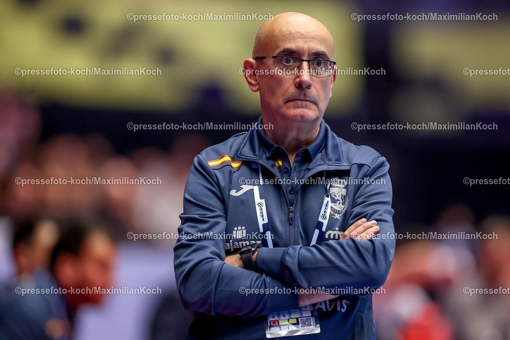 EHF15012601036 | 15.01.2026, Handball, Men's EHF EURO 2026, Spanien - Serbien, Jyske Bank Boxen in Herning, Dänemark, Preliminary Round: Headcoach Jordi Ribera Romans (Espania #hc) gestikulierend am Spielfeldrand  