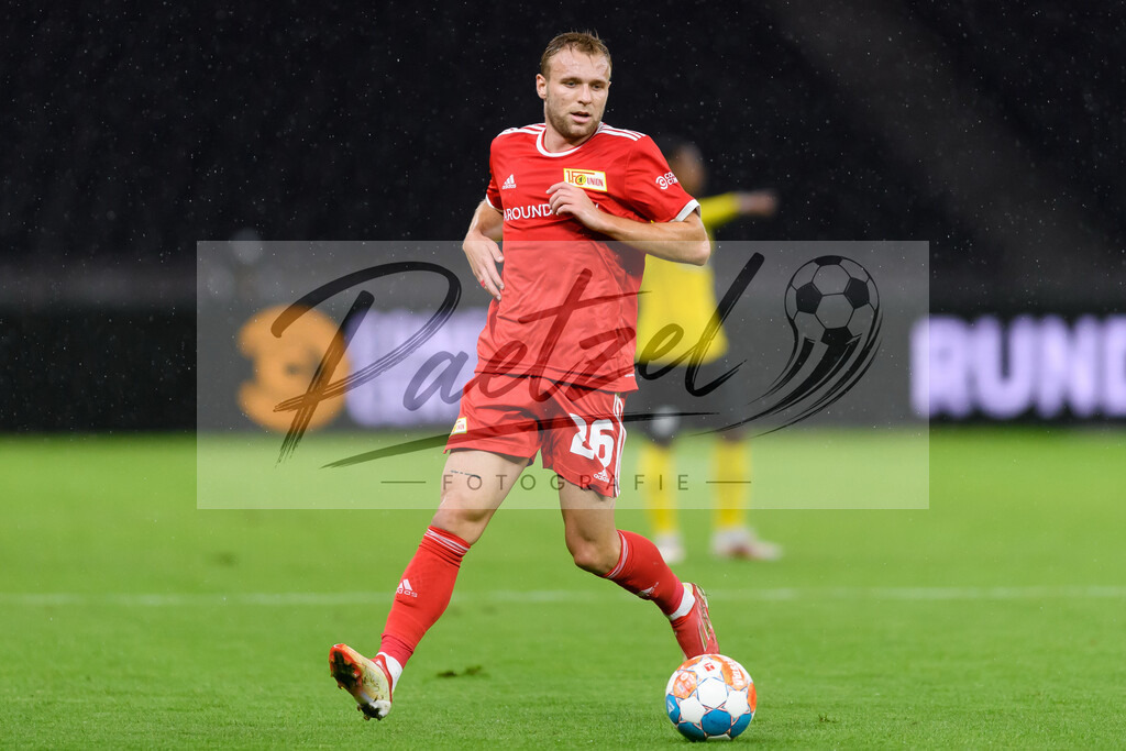 FCUKUO20210826_118 | Fussball, Herren: Tymoteusz Puchacz (1.FC Union Berlin) in Aktion, am Ball, Einzelaktion beim Spiel der UEFA Conference League zwischen 1. FC Union Berlin und Kuopion PS im Olympiastadion am 26.08.2021 in Berlin, Deutschland. - Realisiert mit Pictrs.com