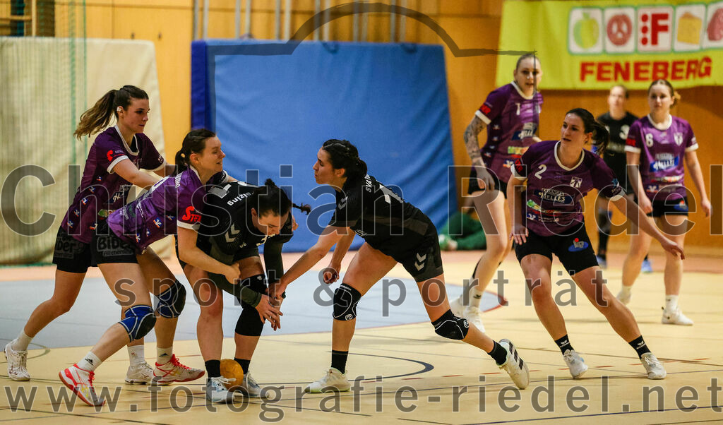 2024-02-10_121_SpVgg_Altenerding_gegen_SVA_Palzing | Erding, Deutschland, 10.02.2024:
Handball, Bezirksoberliga Frauen Altbayern 2023 / 2024, 14. Spieltag, SpVgg Altenerding gegen SVA Palzing, Endergebnis: 27:28

Julia Kranich (SpVgg Altenerding, #9), Daniela Huber (SVA Palzing, #31), 

Foto: Christian Riedel / fotografie-riedel.net
