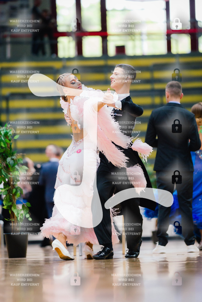 Hessen Tanzt WDSF International Open Standard 8th (32) Dmytrii Forostianov _ Helene Novalee Tilgert (Grün-Gold-Club Bremen)-2025-05-17-9147 | Webshop for digital downloads and prints of dance sport, event & show photographer Julian Link - Realisiert mit Pictrs.com