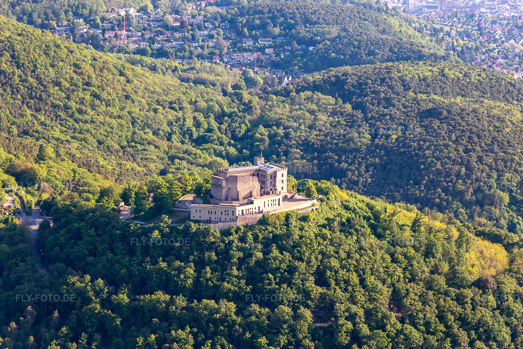 Luftbild: Hambacher Schloss im Ortsteil Diedesfeld in Neustadt im Bundesland Rheinland-Pfalz in Deutschland. Foto: IMG_131280.jpg vom 07.05.2022 durch Werner Riehm/FLY-FOTO.deStiftung Hambacher SchlossStiftung Hambacher Schloss | Das Hambacher Schloss ist eine lebendige Stätte deutscher und europäischer Demokratiegeschichte