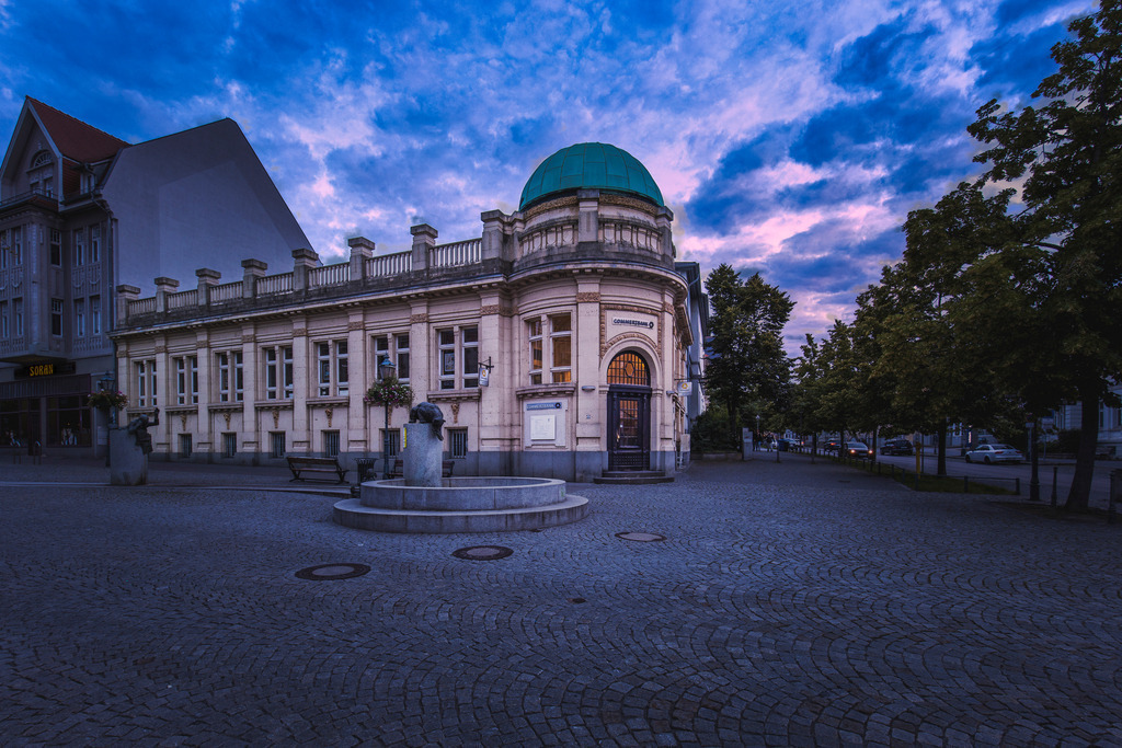 Commerzbank zur blauen Stunde | Wir machen aus Ihren Bildern Erinnerungen für die Ewigkeit | Hochwertige Fotografien für Ihr zu Hause. - Realisiert mit Pictrs.com
