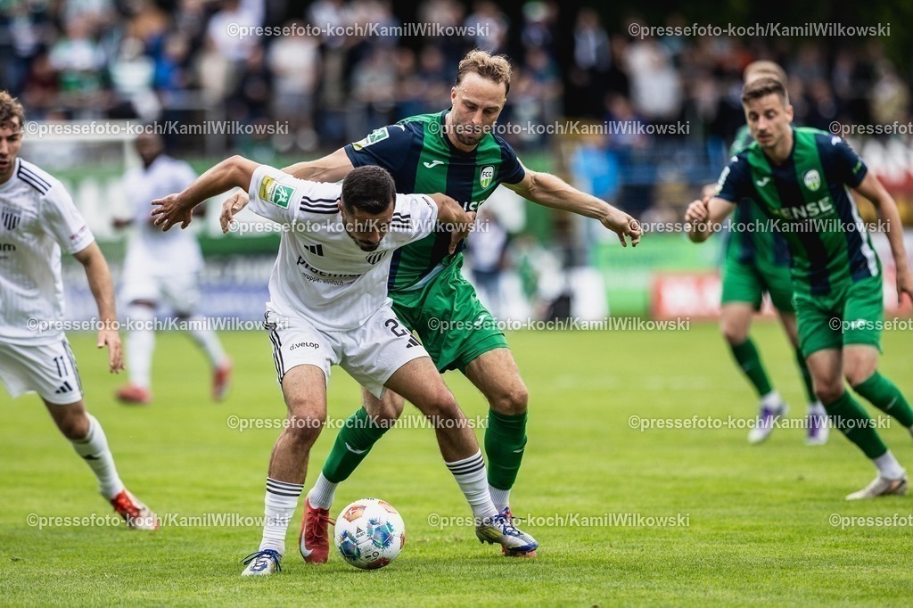 xKWI02082501045 | 02.08.2025, xkwix, Fußball, Regionalliga West, FC Gütersloh - 1. FC Bocholt, Ohlendorf Stadion im Heidewald: Fynn Arkenberg ( FC Gütersloh #33 ) im Zweikampf gegen Marvin Lorch (1.FC Bocholt #25)